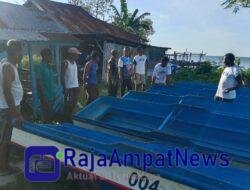 Belum Sebulan Jadi  Anggota DPR PBD, Syahrulah Salaten Bagikan Bantuan Perahu Fiber ke Masyarakat Raja Ampat