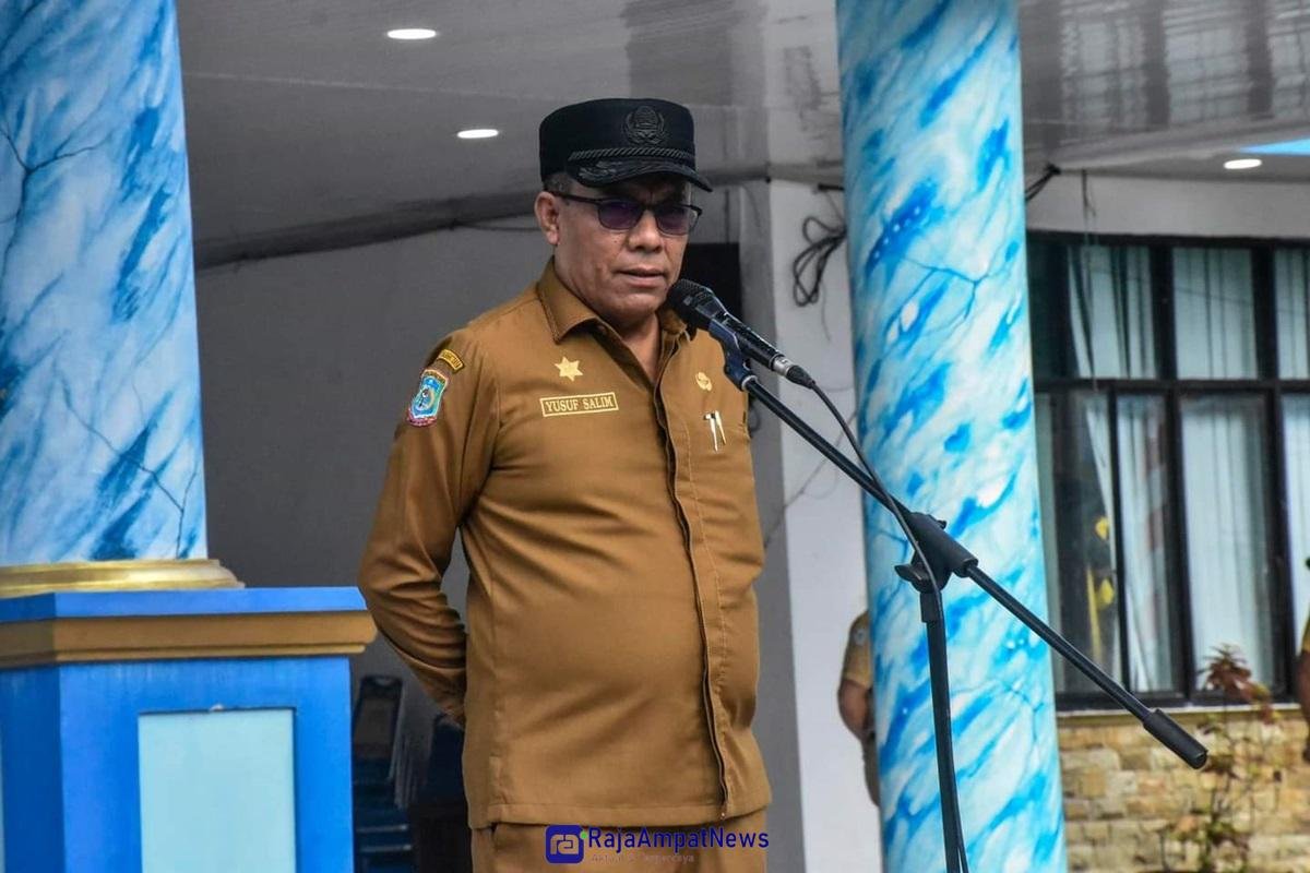 KET: Sekda Raja Ampat, Dr. Yusuf Salim, M.Si memimpin apel rutin sekaligus peringatan G30S/PKI di Lingkungan Pemda Raja Ampat, Senin (30/9/2024)/Penta Nila J