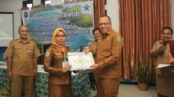 KET: Sekda Raja Ampat, Dr. Yusuf Salim, M.Si (kanan) menyerahkan sertifikat kepada perwakilan peserta Bintek Pengelola Perpustakaan (kiri) yang diwakili Pengelola Perpustakaan SMP Negeri 14 -Raja Ampat/Penta Nila Juwita