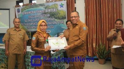 KET: Sekda Raja Ampat, Dr. Yusuf Salim, M.Si (kanan) menyerahkan sertifikat kepada perwakilan peserta Bintek Pengelola Perpustakaan (kiri) yang diwakili Pengelola Perpustakaan SMP Negeri 14 -Raja Ampat/Penta Nila Juwita