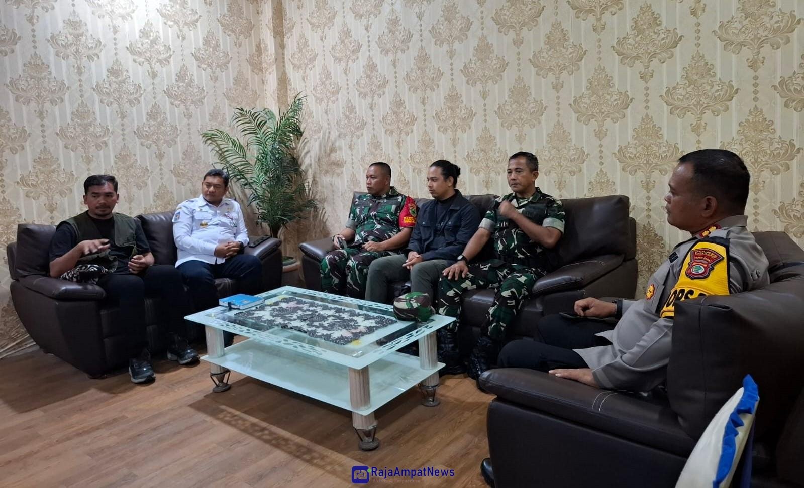 KET: PJS. Bupati Raja Ampat, Anhar Akib Kadar, S.STP, M.Si (Kemeja Putih) memimpin rapat terkait persiapan dan dukungan pelaksanaan TMMD ke-122 di Raja Ampat, Rabu, (2/10/2024)