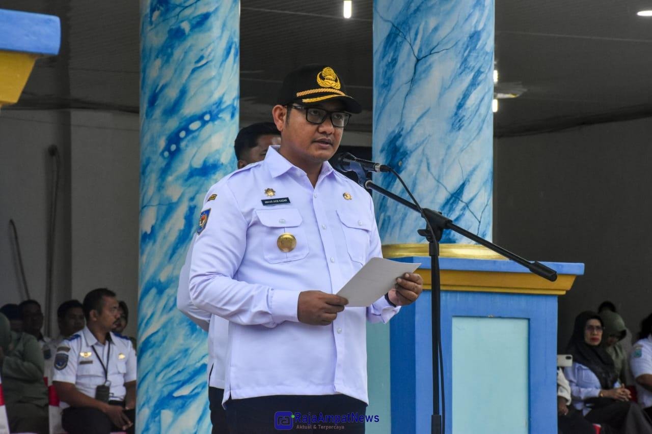 KET: PJS. Bupati Raja Ampat, Anhar Akib Kadar, S.STP, M.Si memberikan sambutan pada pembukaan TMMD ke-122 di Kabupaten Raja Ampat yang berlangsung di Halaman Kantor Bupati Raja Ampat, Rabu, (2/10/2024)/Prokopim
