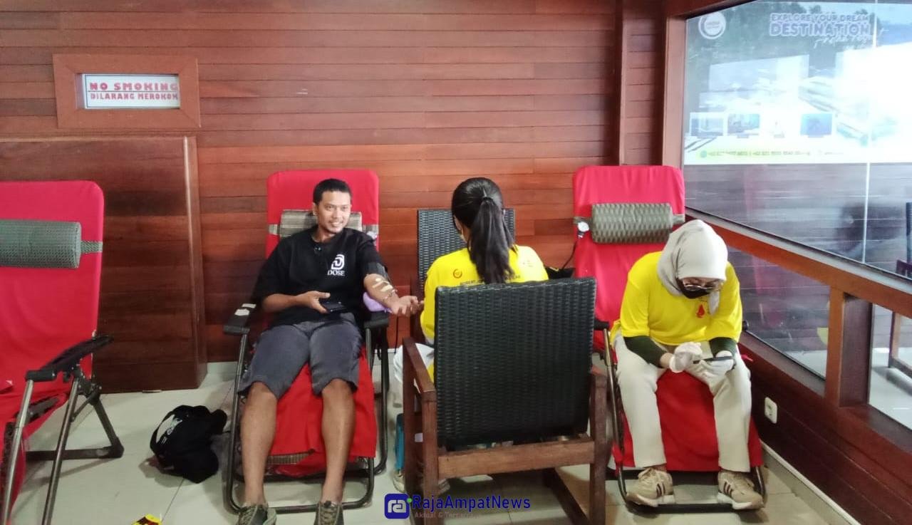 KET: Aksi donor darah bekerja sama Anggota DPR RI, Robert Joppy Kardinal, Marina Cafe dan Resto Sorong Serta Palang Merah Indonesia (PMI), Sabtu, (5/10/2024)/R4News