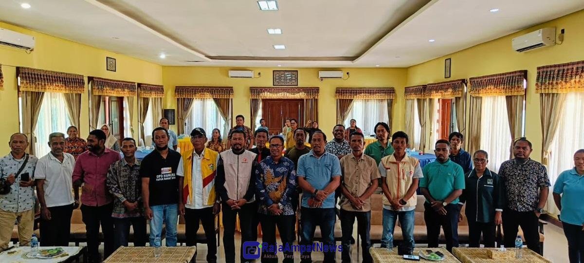 KET: Ketua Bawaslu Raja Ampat, Imran Rumbara (batik tengah) disamping Anggota Bawaslu foto bersama peserta sosialisasi tahapan kampanye Pemilihan Kepala Daerah bagi peserta Pemilihan tahun 2024 di Raja Ampat, Kamis, (3/10/2024)/DOK. Bawaslu Raja Ampat