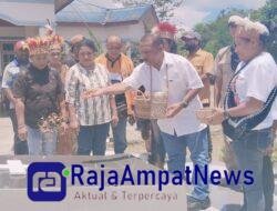 Teteskan Air Mata di Pusara Alm. Marcus Wanma, Gabriel Asem Bertekad Kembalikan Kejayaan Raja Ampat