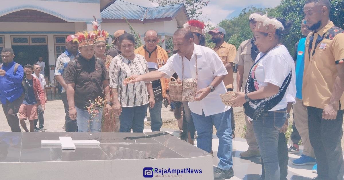 KET. Calon Gubernur Papua Barat Daya, Gabriel Asem menabur bunga di pusara Alm. Marcus Wanma di Waisai, Raja Ampat, Kamis, (10/10/2024) John Sole