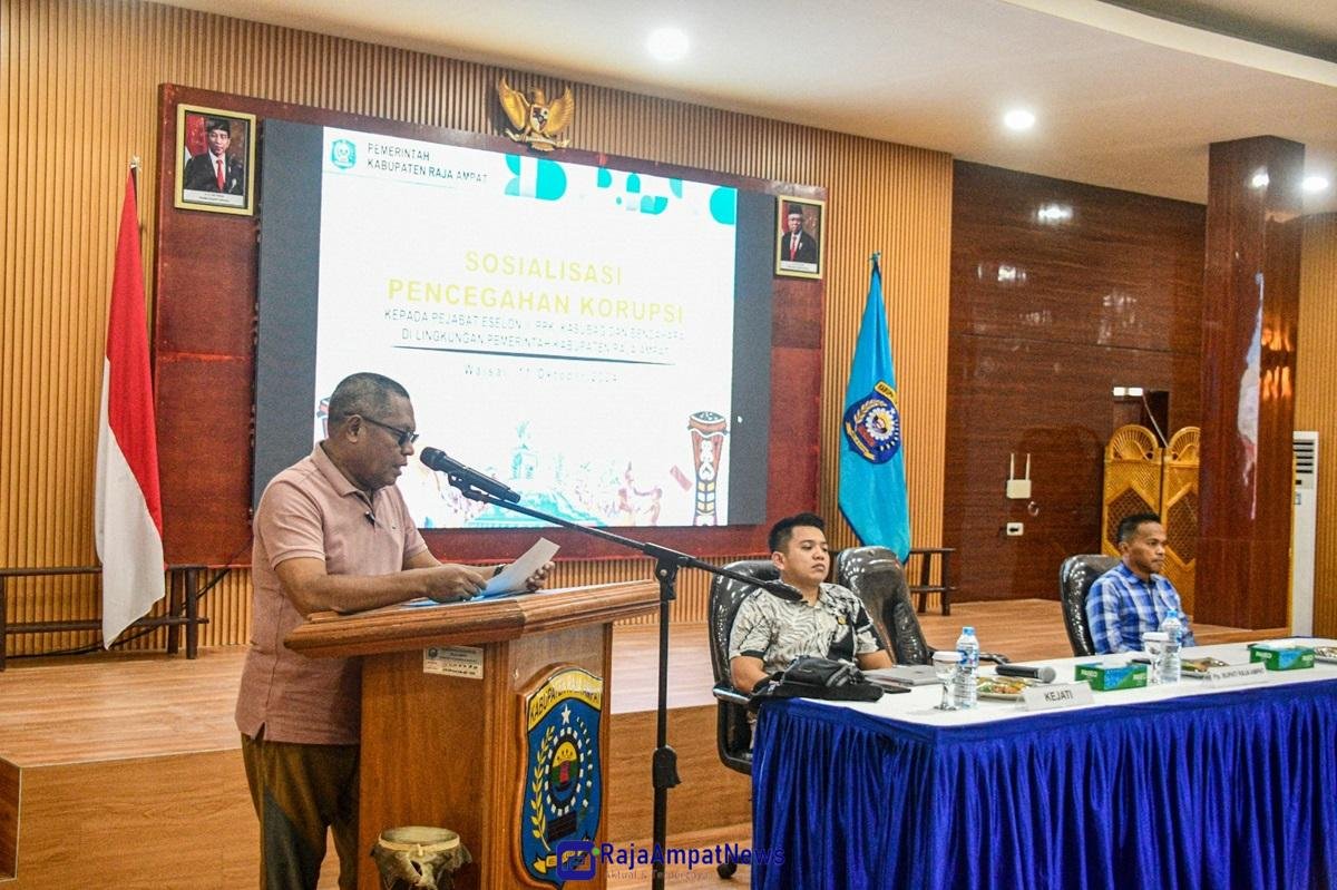 KET: Asisten II Setda Raja Ampat, Ir. Wahab Sangadji memberikan arahan pada kegiatan sosialisasi Pencegahan Tindak Pindana Korupsi/dok. Prokopim