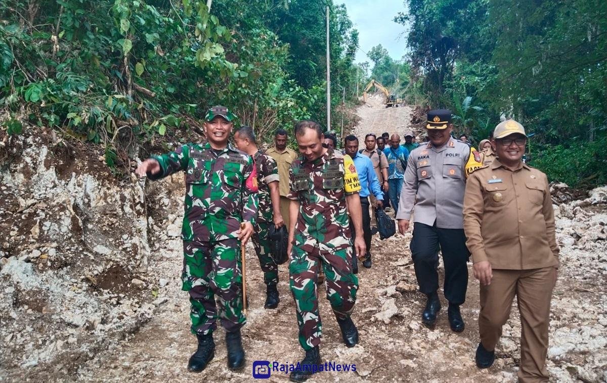 KET: Ketua Tim Masev Mabes TNI AD, Kolonel Inf.Purnomosidi, S.IP, M.Han (tengah) didamping Dandim Raja Ampat, Letkol Czi Tri wibowo Angga Antono dan Pjs. Bupati Raja Ampat, Anhar Akib Kadar, S.STP,M.Si meninjau TMMD ke-122 di Kampung Saporkren, Distrik Waigeo Selatan, Raja Ampat, Selasa (15/10/2024)/Sandro Susanto