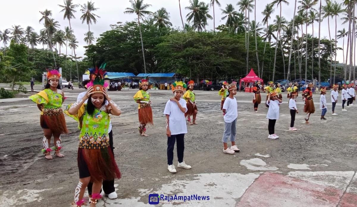 KET: Anak-anak yang mengikuti kolaborasi seni dan tari pada Festival Pesona Raja Ampat 2024/Dony K