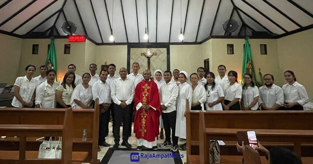 KET: Pastor Paroki Sta. Maria Bintang Laut Doom, RD. Martin Hombahomba,Pr foto bersama Pengurus Dewan Stasi Sta. Maria Mater Dei Waisai Masa bakti 2024-2027 usai dilantik, Kamis, (17/10/2024/Petrus Rabu