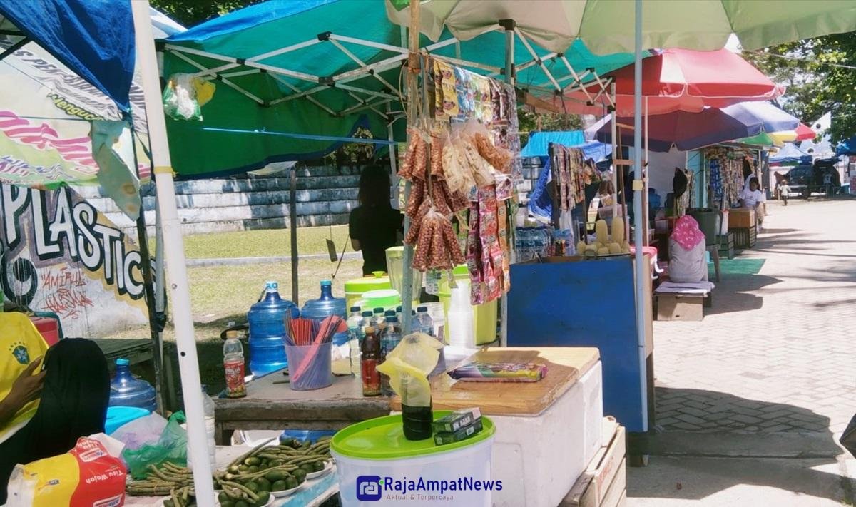 KET: Stand kuliner dari pelaku UMKM Lokal di Venue Festival Raja Ampat 2024/Derek M