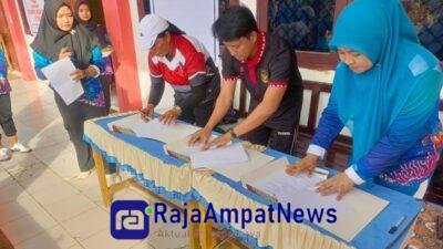 KET: Penandatangan komitmen bersama antara UPT Puskesmas Waisai dan pihak SDN 02 Raja Ampat guna mewujudkan Kawasan Tanpa Rokok/dok. UPT Puskesmas Waisai