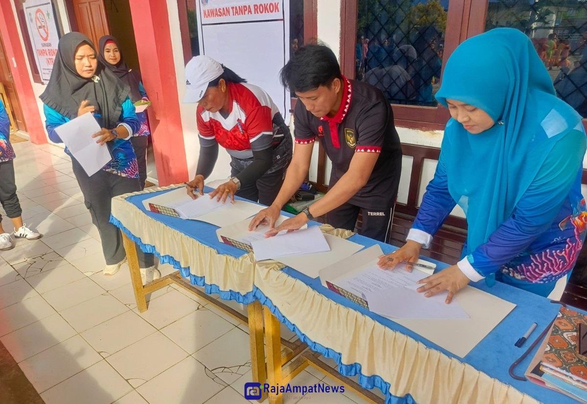 KET: Penandatangan komitmen bersama antara UPT Puskesmas Waisai dan pihak SDN 02 Raja Ampat guna mewujudkan Kawasan Tanpa Rokok/dok. UPT Puskesmas Waisai