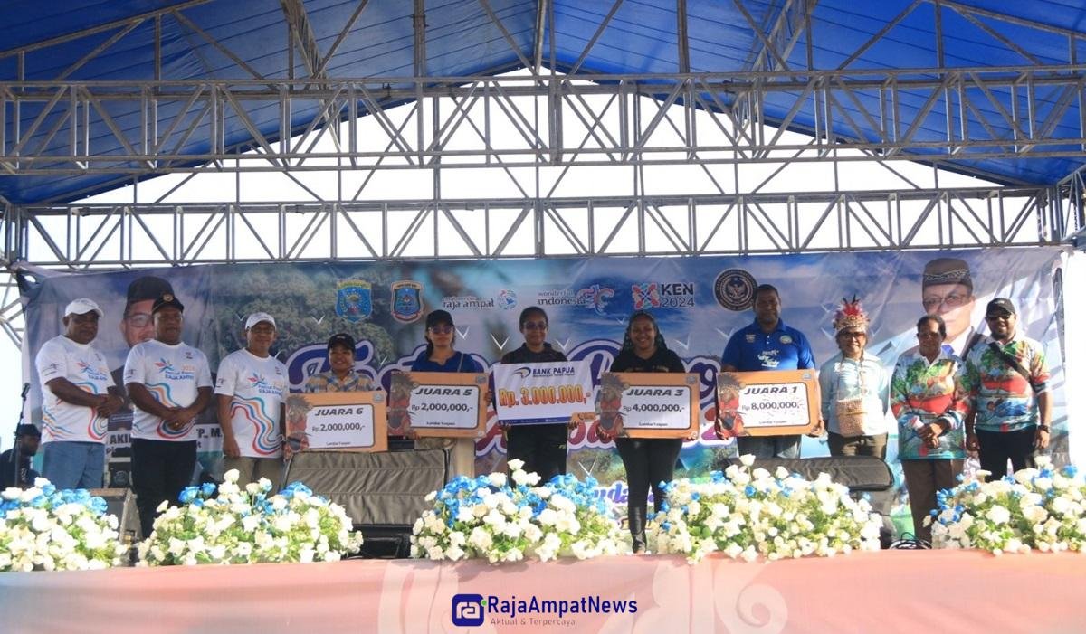 KET: Penyerahan hadiah pemenangan lomba Festival Pesona Raja Ampat 2024/dok. Raja Ampat News