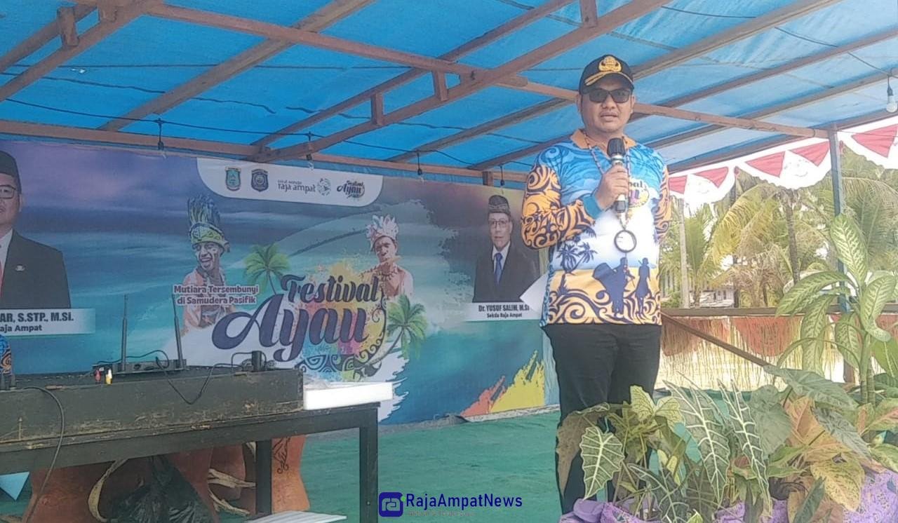 Ket: Pejabat Sementara (PjS) Bupati Raja Ampat, Anhar Akib Kadar,S,STP,M,Si memberikan sambutan pada pembukaan Festival Ayau 2024/derek M