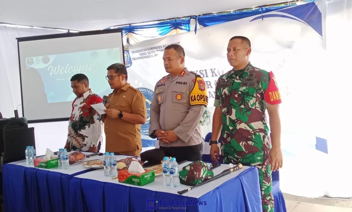 KET: PJS. Bupati Raja Ampat, Anhar Akib Kadar, S.STP,M.Si (kiri kedua) memberikan sambutan pada pemukaan SKD CPNS 2024 di Raja Ampat diddamping Kapolres dan Dandim Raja Ampat/Dony K