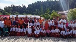 KET: PJ.Gubernur Papua Barat Daya dan sejumlah pejabat kabupaten/kota dan Forkompimda baik Provinsi Maupun Kabupaten Raja Ampat foto bersama pelajar di Raja Ampat usai upacara HUT Sumpah Pemuda ke-96 tahun 2024 di Kabupaten Raja Ampat/dok.RajaAmpatNews