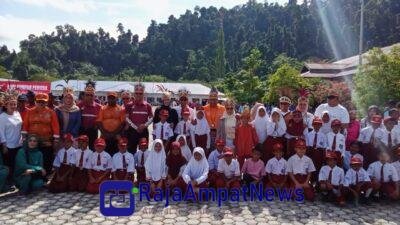 KET: PJ.Gubernur Papua Barat Daya dan sejumlah pejabat kabupaten/kota dan Forkompimda baik Provinsi Maupun Kabupaten Raja Ampat foto bersama pelajar di Raja Ampat usai upacara HUT Sumpah Pemuda ke-96 tahun 2024 di Kabupaten Raja Ampat/dok.RajaAmpatNews