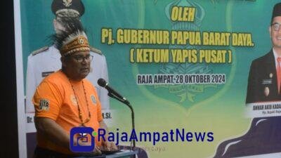 KET: Penjabat Gubernur Papua Barat Daya, Dr. Drs. Muhammad Musa’ad, M.Si sekaligus Ketua Umum YAPIS Tanah Papua memberikan sambutan pada peresmian Gedung Raudhatul Athfal (RA) Luqman El Hakim milik Yayasan Pendidikan Islam (YAPIS) di Raja Ampat, Tanah Papua/dok. Prrokopim R4