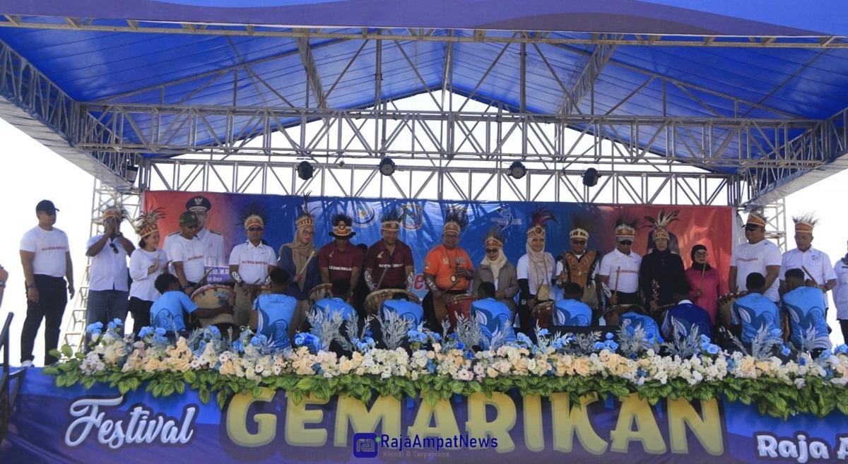 KET: PJ. Gubernur Papua Barat Daya dan sejumlah pejabat menabuh tambur pembukaan festival Gemarikan 2024, Senin (28/10/2024)/Penta Nila J