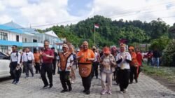 KET: PJ. Gubernur Papua Barat Dadya (tengah) ikut jalan sehat sambut HUT ke-74 Ikatan DOkter Indonesia/Dony Kumuai