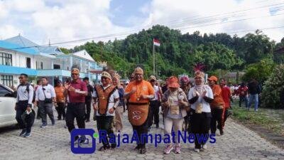 KET: PJ. Gubernur Papua Barat Dadya (tengah) ikut jalan sehat sambut HUT ke-74 Ikatan DOkter Indonesia/Dony Kumuai