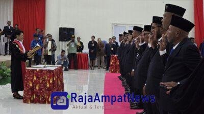 KET: Prosesi pelantikan Anggota DPRK Raja Ampat oleh Ketua Pengadilan Negeri Sorong/dok. RajaAmpatNews