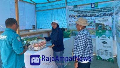 KET: Kepala Dinas Perikanan Raja Ampat, Dr. Joseph Mirino (kiri) melihat produk olahan perikanan dari UMKM yang mengikut pameran di Festival Gemarikan Raja Ampat/Petrus R