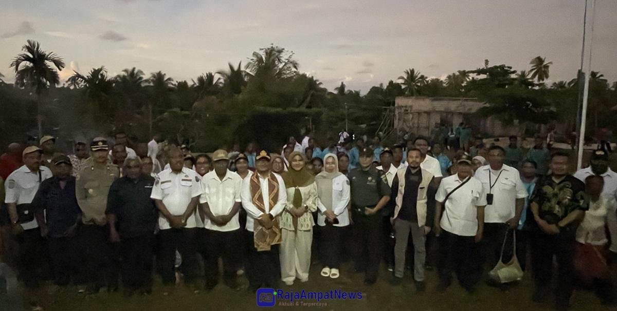 KET: PJS. Bupati Raja Ampat, Anhar Akib Kadar, S.STP,M.Si dan rombongan foto bersama dengan masyarakat Kofiau usai tatap muka di Kampung Mikiran, Rabu, (13/11/2024)/Petrus Rabu
