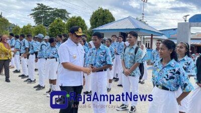 KET: Pejabat Sementara (PJS) Bupati Raja Ampat, Anhar Akib Kadar, S.STP, M.Si menyalami siswa yang mengikuti perekaman e-KTP dan IKD di SMA Negeri 1 Raja Ampat, Kamis (14/11/2024)/Petrus Rabu