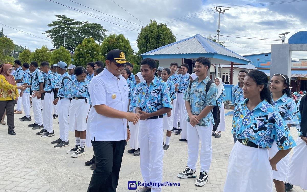 KET: Pejabat Sementara (PJS) Bupati Raja Ampat, Anhar Akib Kadar, S.STP, M.Si menyalami siswa yang mengikuti perekaman e-KTP dan IKD di SMA Negeri 1 Raja Ampat, Kamis (14/11/2024)/Petrus Rabu