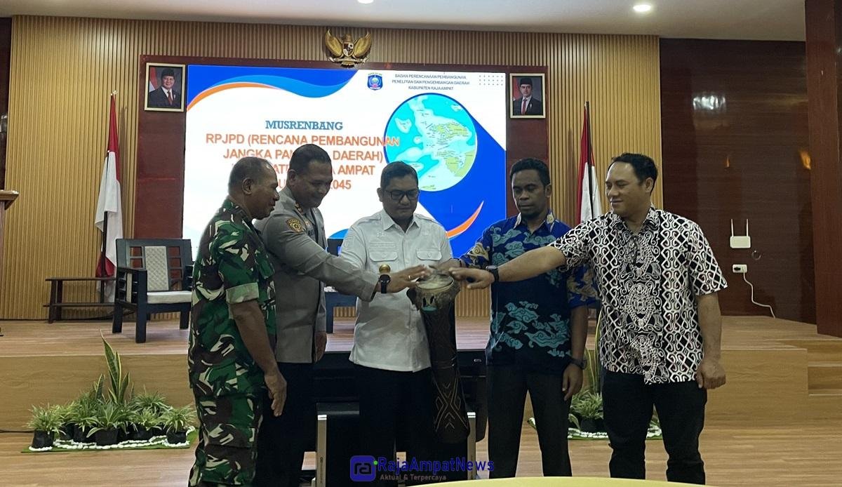 KET: PjS. Bupati Raja Ampat, Anhar Akib Kadar, S.STP, M.Si (tengah) bersama Forum Komunikasi Pimpinan Daerah, Ketua DPRK Raja Ampat dan Tim Akademisi memukul tifa pembukaan Musrembang RPJPD Kabupaten Raja Ampat Tahun 2025-2045 di Aulla Bappeda Raja Ampat, Kamis (14/11/2024)/Petrus Rabu