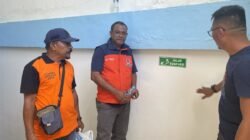 KET: Kepala BPBD Raja Ampat, Guntur Tamima (tengah) ikut memasang jalur evakuasi di Kantor Bupati Raja Ampat, Jumat (22/11/2024)/Petrus Rabu