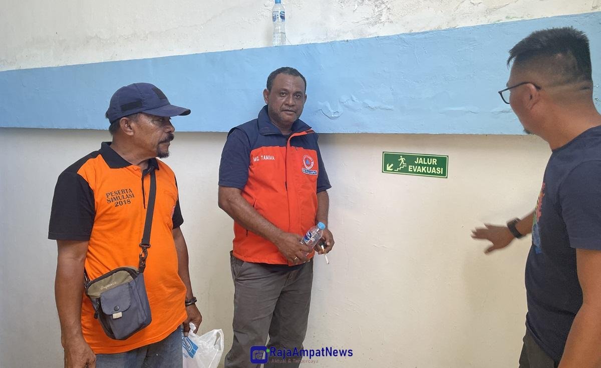 KET: Kepala BPBD Raja Ampat, Guntur Tamima (tengah) ikut memasang jalur evakuasi di Kantor Bupati Raja Ampat, Jumat (22/11/2024)/Petrus Rabu