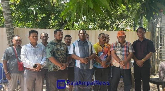 KET: Cabup Orideko Iriano Burdam, S.IP,MM, M.Ec.Dev (tengah) memberikan keterangan pers konfrens di kediamannya di Kota Waisai, Ibukota Kabupaten Raja Ampat,Kamis (28/11/2024)/R4news