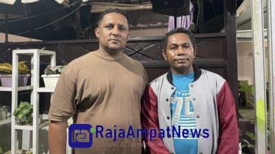 KET: Sekretaris Tim Pemenangan Paslon Ormas, Rajib Alhamid (kiri) dan Ketua Tim Pemenangan Harum, Hakib Makasar (kanan) mengapresiasi kinerja penyelenggara Pilkada Raja Ampat 2024/Petrus Rabu