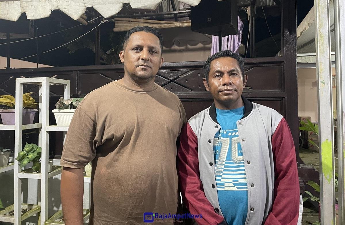 KET: Sekretaris Tim Pemenangan Paslon Ormas, Rajib Alhamid (kiri) dan Ketua Tim Pemenangan Harum, Hakib Makasar (kanan) mengapresiasi kinerja penyelenggara Pilkada Raja Ampat 2024/Petrus Rabu