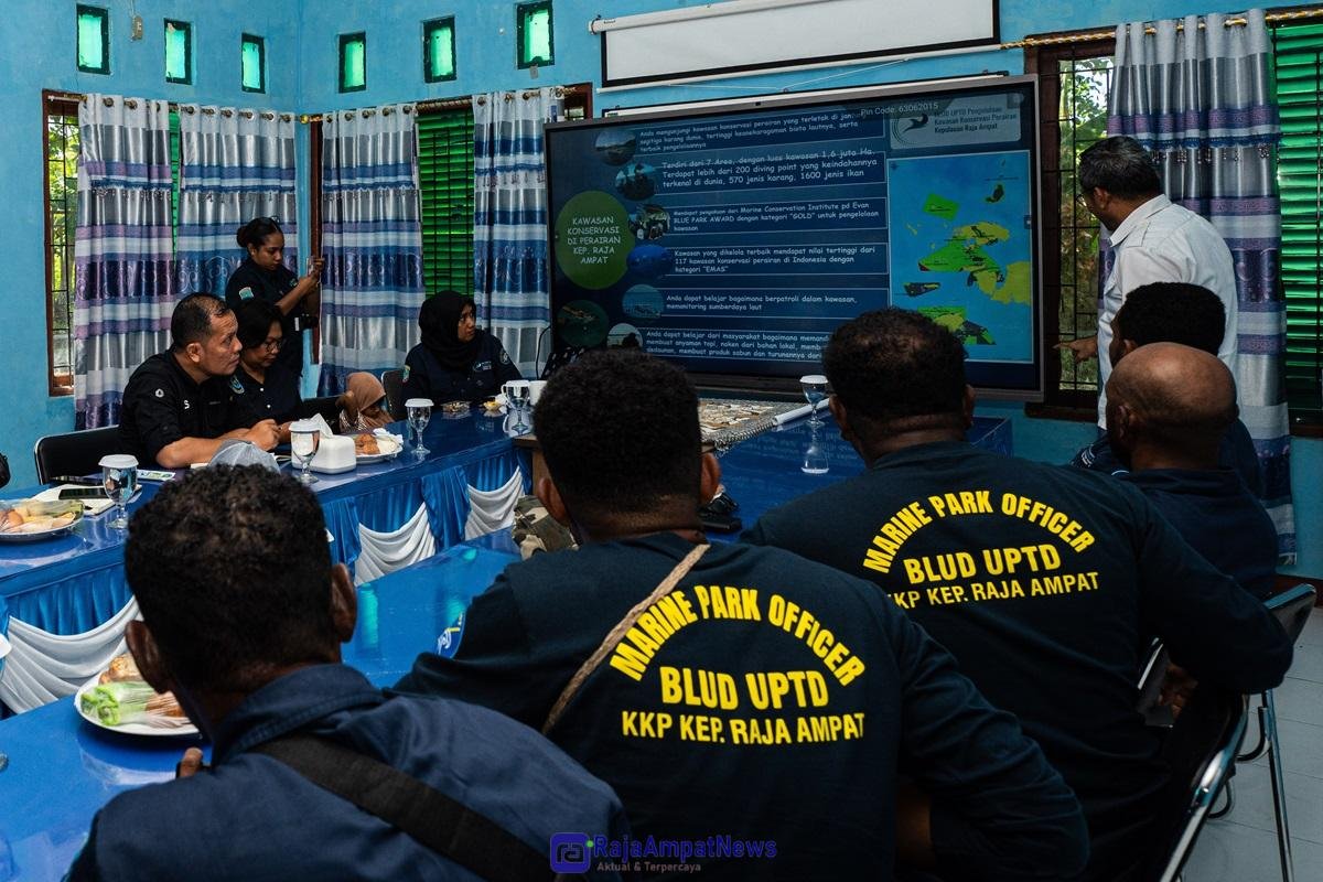 KET: Ketua BLUD UPTD Pengelolaan KKP Kepulauan Raja Ampat, Syafri (kemeja putih) memapaparkan jejaring kawasan konservasi di Kantor BLUD UPTD Pengelolaan KKP Kep. Raja Ampat, Rabu, 6 November 2024/ Dok. Konservasi Indonesia/Nikka Gunadharma