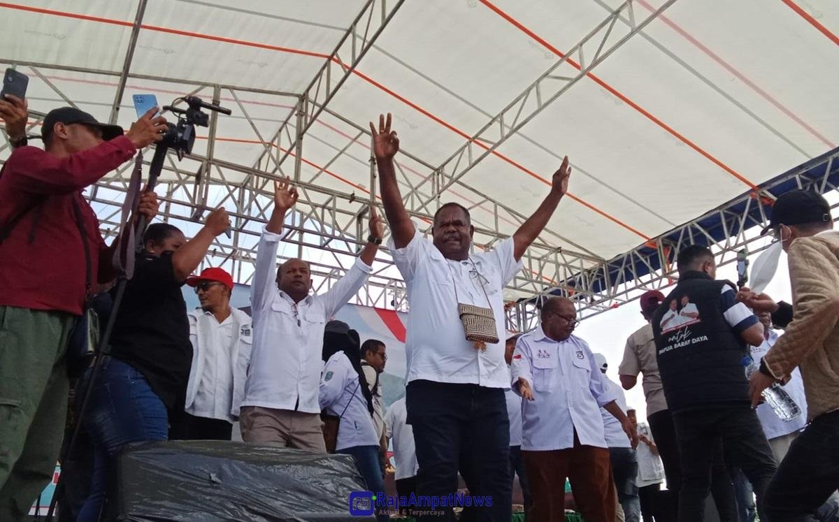 KET: Calon Gubernur Papua Barat Daya, Elisa Kambu (tengah) melampaikan tangan ke pendukung pada Kampanye Terbuka di Pantai Waisai Torang Cinta, Selasa (4/11/2024)/R4News