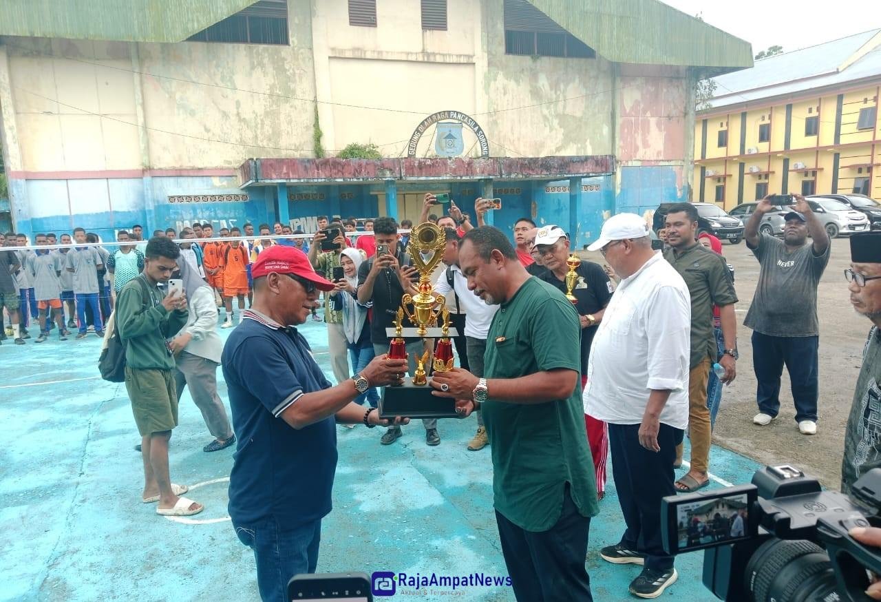 Ket: Bupati Raja Ampat, Abdul Faris Umlati, SE, MM,M.Pd (kanan) menyerahkan piala kepada Ketua Panitia Open Turnamen Sepak Takraw PSTI Papua Barat Daya, Zainudin Majid, SE (kiri) sebagai tanda pembukaan turnamen di GOR Pancasila Kota Sorong/R4news