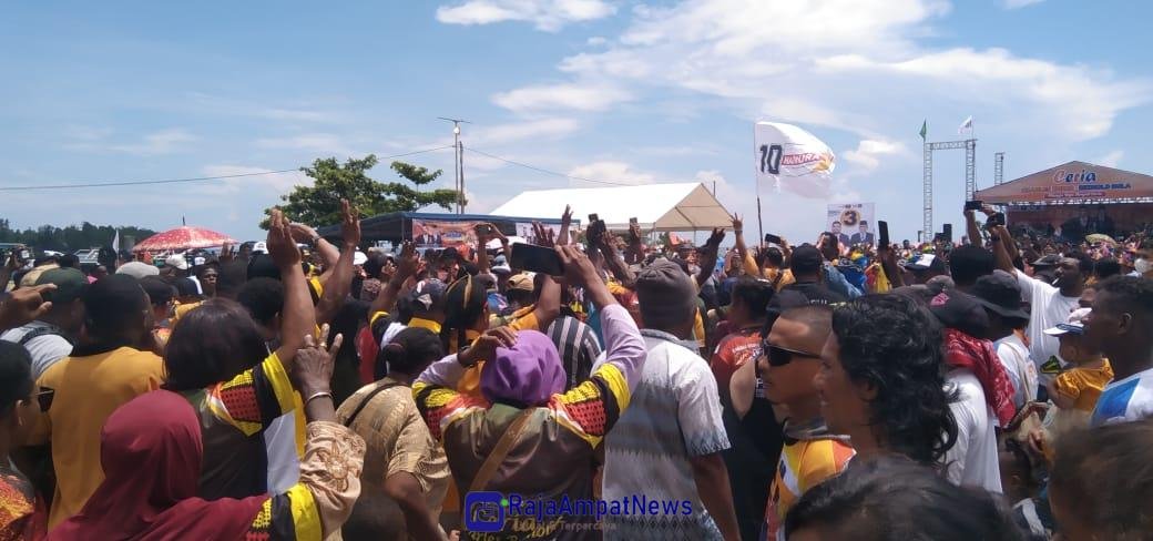 KET: Warga Raja Ampat yang memadati kampanye terbuka Pasangan Calon Ceria di Pantai WTC, Kota Waisai, Kamis (31/10/2024)/Derek M