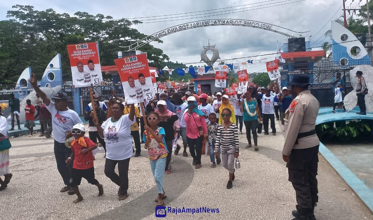 KET: Personil Polres Raja Ampat (kanan) mengamankan pendukung dan paslon pada kampanye terbuka paslon ESA di Pantai WTC, Selasa (4/11/2024)/Dony K