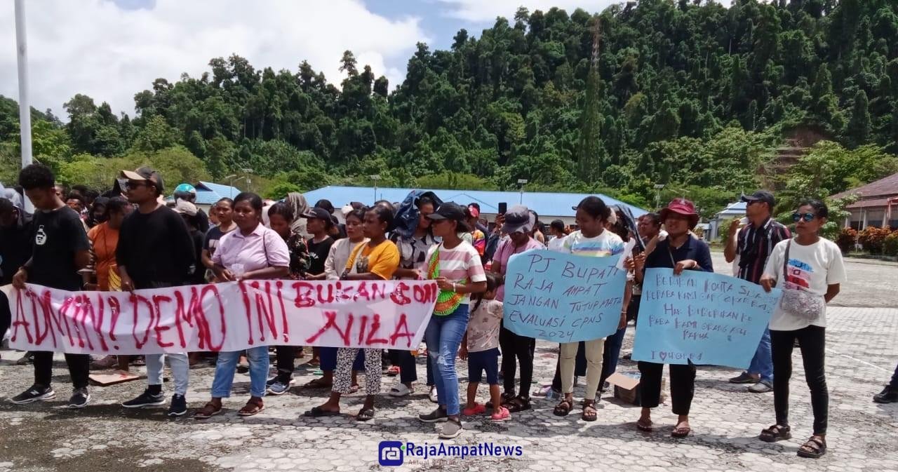 KET: Putra-Putri Raja Ampat yang tergabung dalam Forum Pencaker OAP melaksanakan demo damai di Halaman Kantor Bupati Raja Ampat, Kamis, (7/11/2024). Tuntun kuota OAP di Penerimaan CPNS 2024/Dony Kumuai