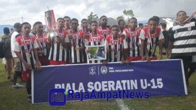 KET: Tim Sunju Tambrauw Merayakan Kemenangan setelah berhasil Menjuarai Turnamen Piala Soeratin U-15 Zona Papua Barat Daya/Dony K