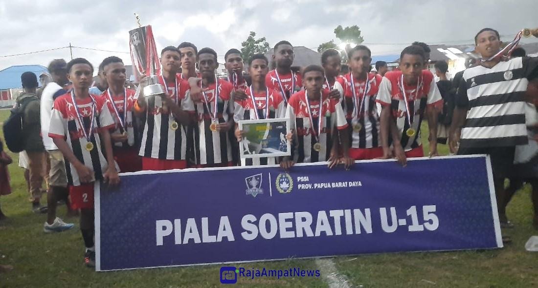 KET: Tim Sunju Tambrauw Merayakan Kemenangan setelah berhasil Menjuarai Turnamen Piala Soeratin U-15 Zona Papua Barat Daya/Dony K