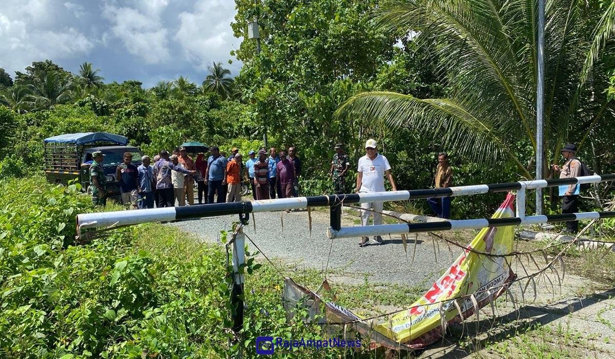 KET: Sekda Raja Ampat, Dr. Yusuf Salim, M.Si mengikuti proses adat pembukaan palang dermaga Pelabuhan Folley-Distrik Misool Timur/dok. Forkompim