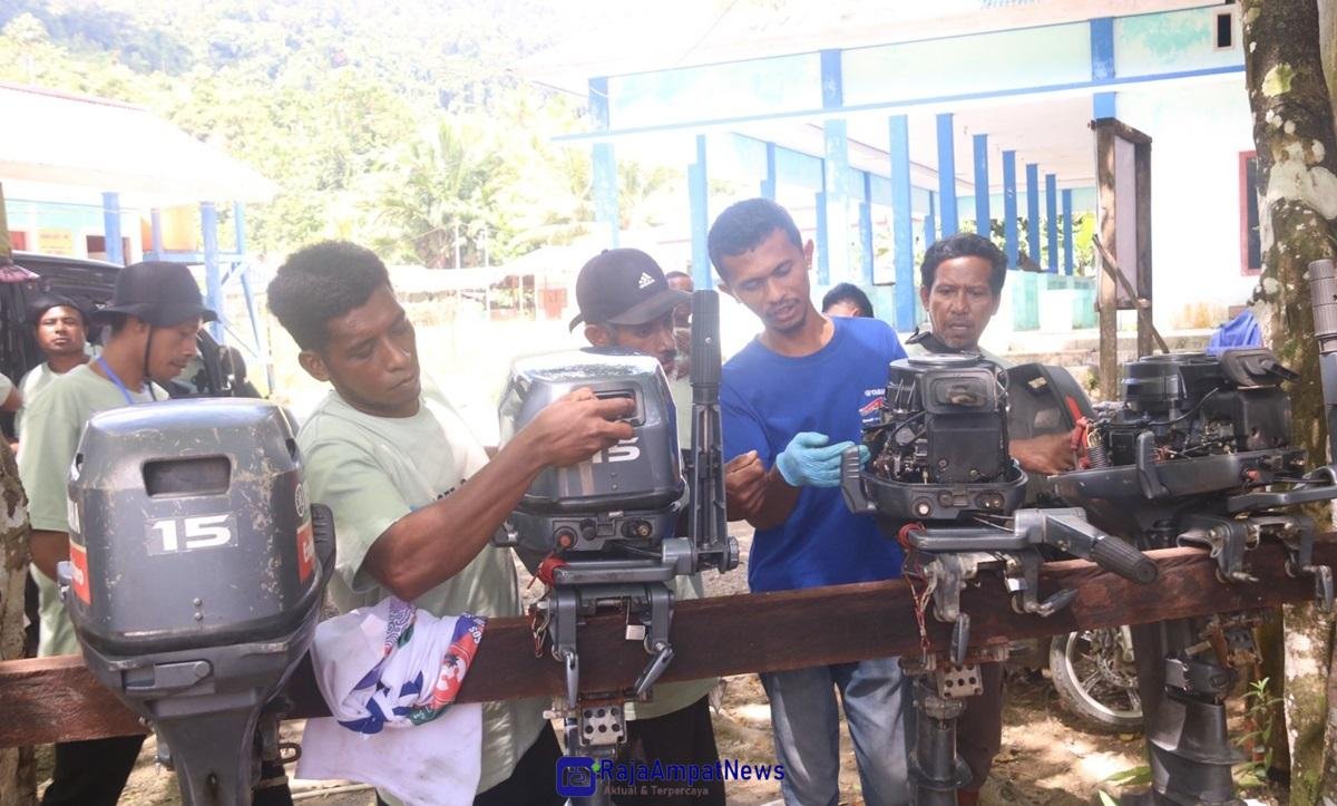 KET: Pelatihan perbaikan dan perawatan motot tempel untuk meningkatakan kapasitas dan keterampilan nelayan di Teluk Mayalibit Raja Ampat/Penta Nila J