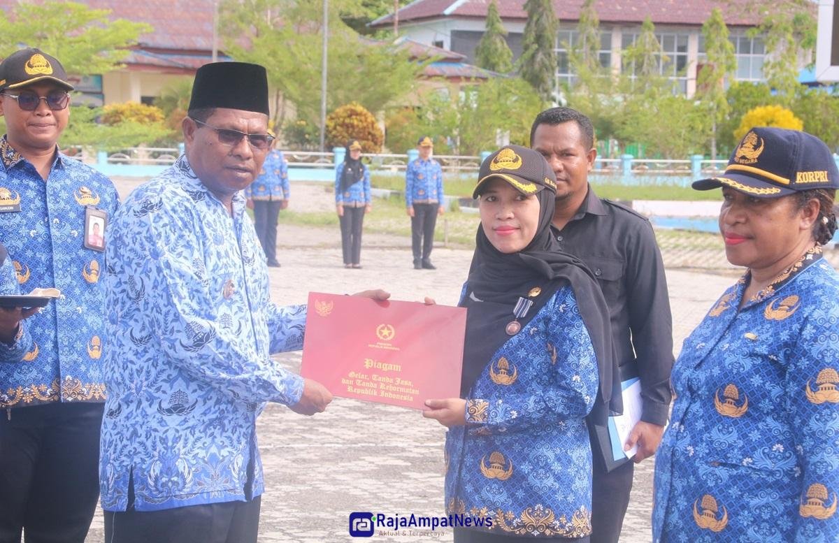 KET: Wakil Bupati Raja Ampat, Orideko Iriano Burdam memberikan Penghargaan Satya Lencana Karya Satya (SLKS) kepada 108 PNS Raja Ampat yang diwakili oleh tiga orang yaitu Irianty Malawat, S.IP, Oktofina Bisay, SE., MM , dan Sitti Sari Bunga, S.IAN pada pada upacara HUT KORPRI ke-53 di Lingkungan Pemda Raja Ampat/Penta Nila J