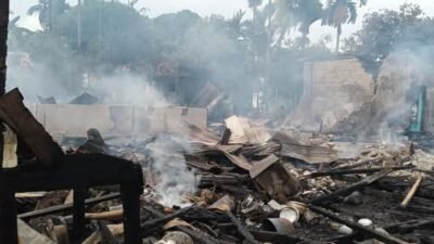 KET: Puing-puing rumah warga yang ludes terbakar di Kampung Arefi Timur-Bantanta Utara, Raja Ampat/DOk. R4News