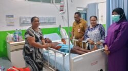 KET. Asisten III Setda Raja Ampat, Ferdinand Rumsowek (tengah) didamping Kadis Sosial, Martha Sanadi mengunjungi salah satu korban kebakaran di Kampung Arefi yang menjalani perawatan di RSUD Raja Ampat, Senin (30/12/2024)/Dok.RajaAmpatNews